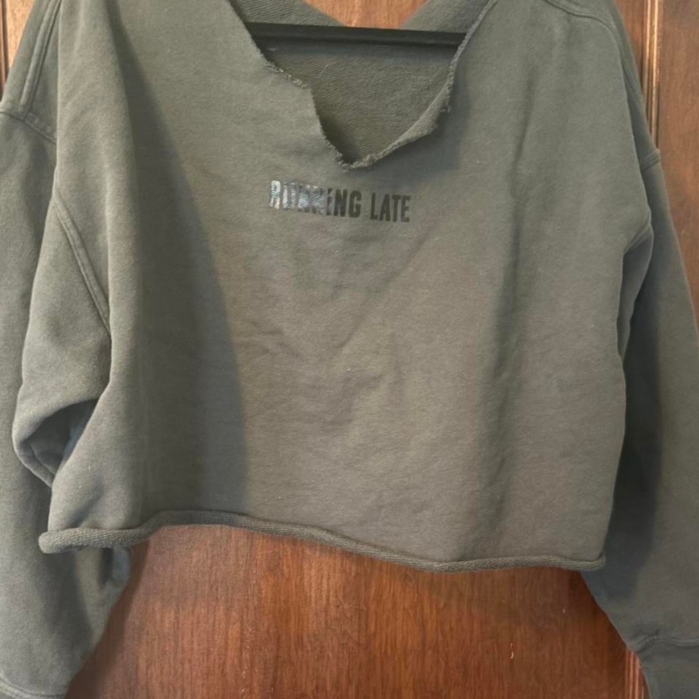 gray cropped sweatshirt with the words 'RUNNING LATE', size M